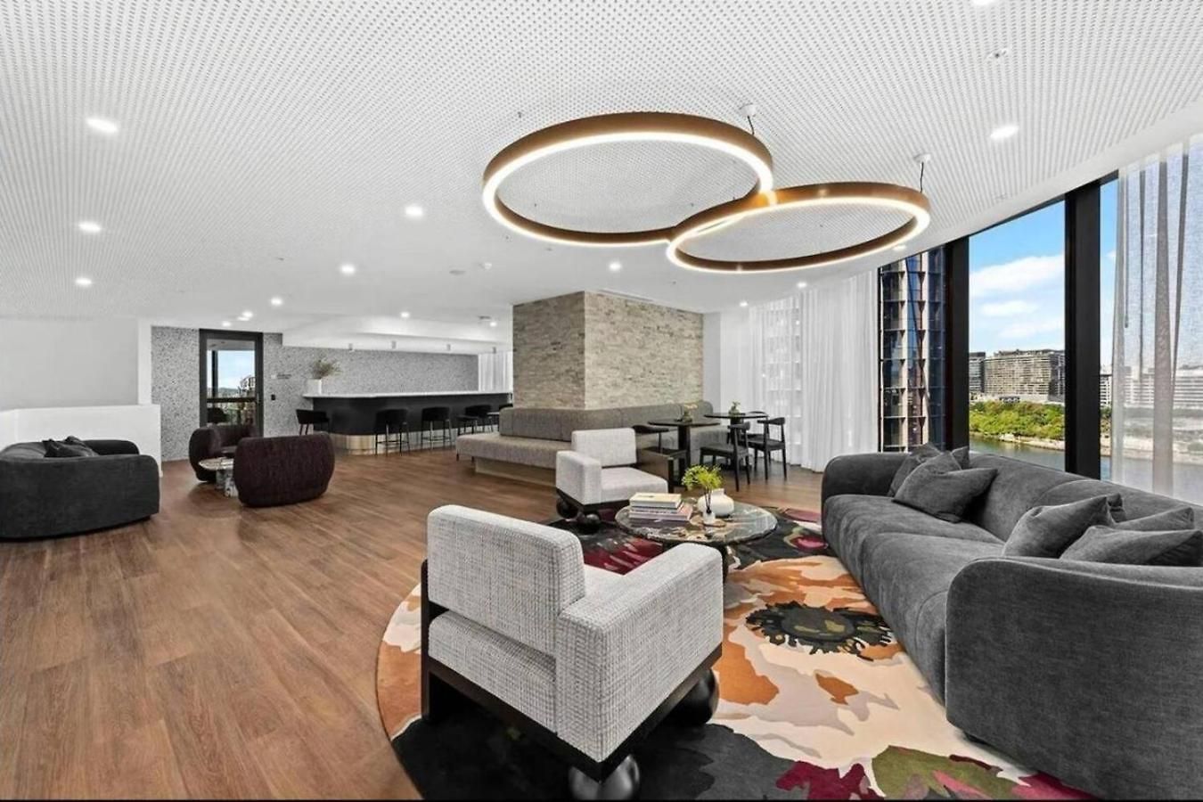 Luxurious 2 Bed With Pool Sauna And Gym *