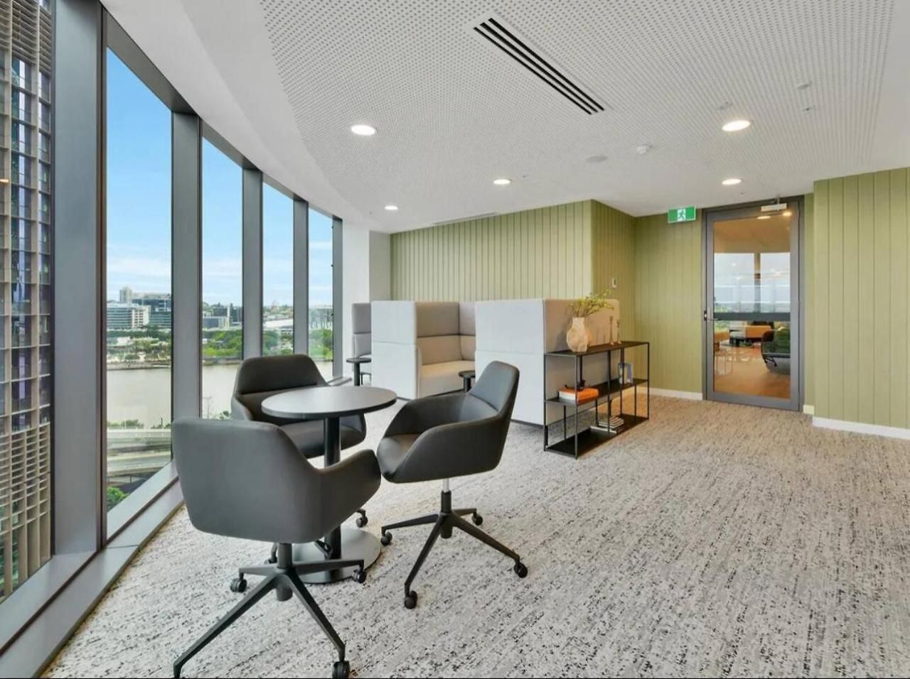 Luxurious 2 Bed With Pool Sauna And Gym Apartment