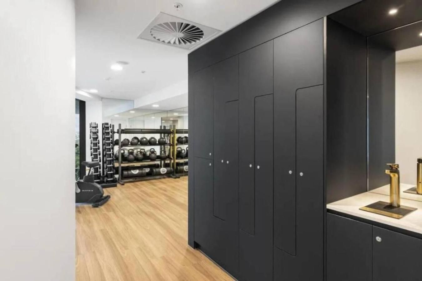 Luxurious 2 Bed With Pool Sauna And Gym Brisbane