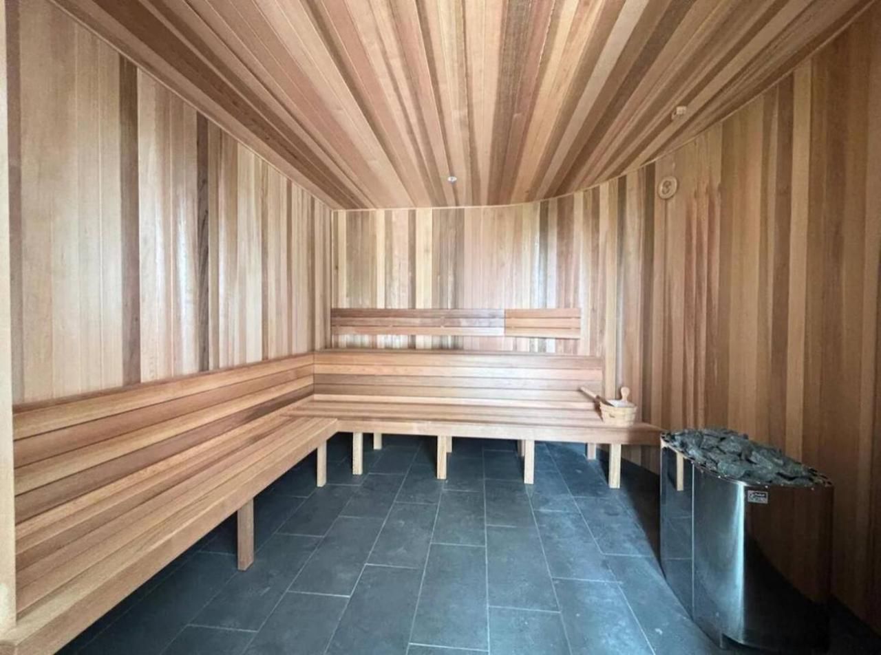 Luxurious 2 Bed With Pool Sauna And Gym