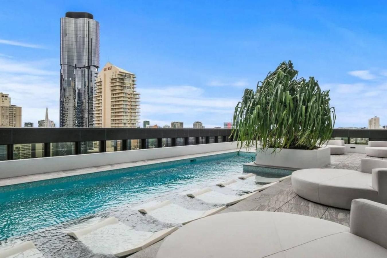 Luxurious 2 Bed With Pool Sauna And Gym *