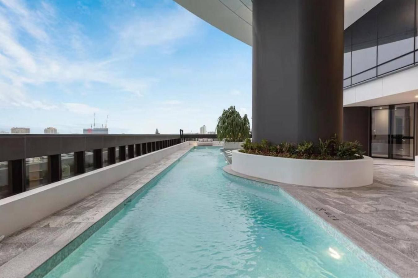 Luxurious 2 Bed With Pool Sauna And Gym Brisbane
