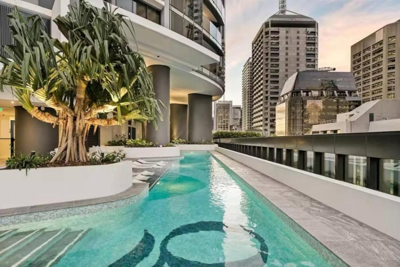 Luxurious 2 Bed With Pool Sauna And Gym *