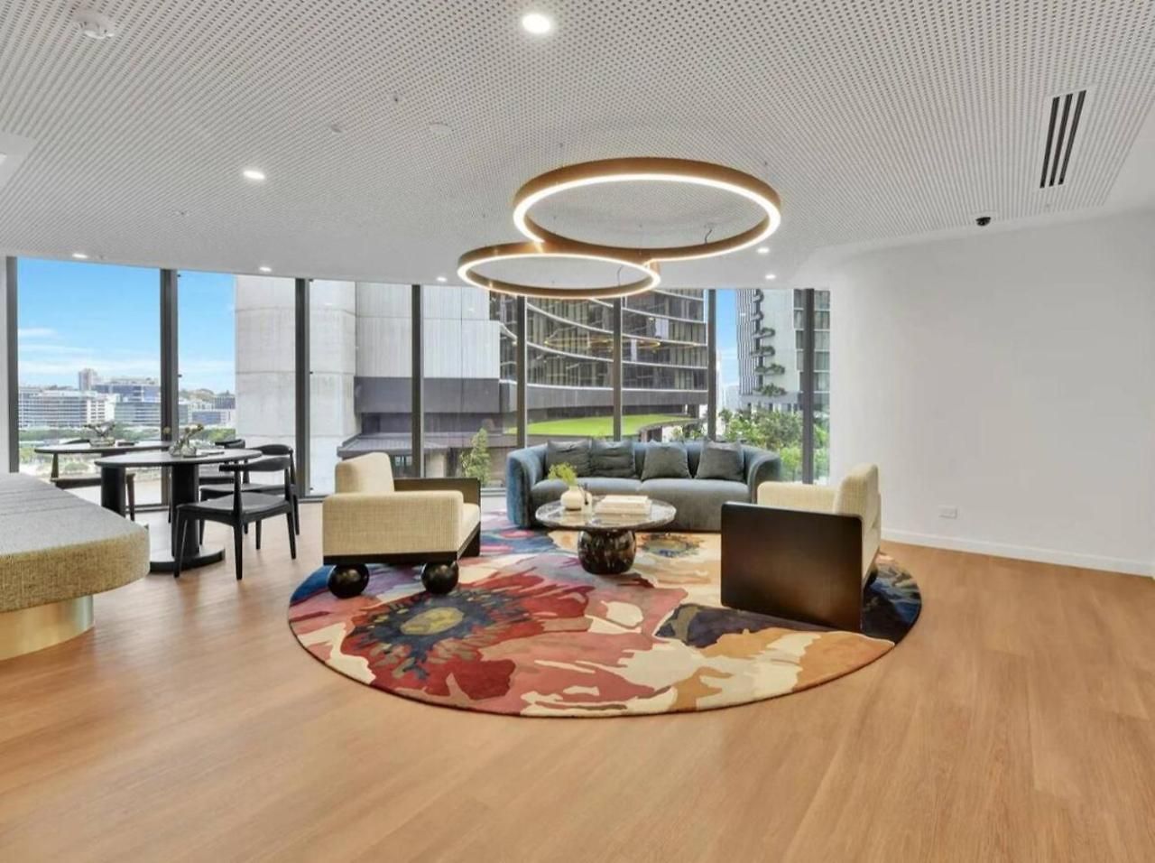 Luxurious 2 Bed With Pool Sauna And Gym