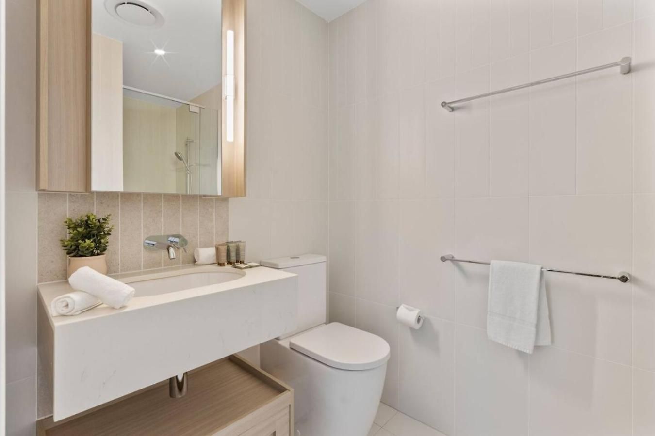 Luxurious 2 Bed With Pool Sauna And Gym *