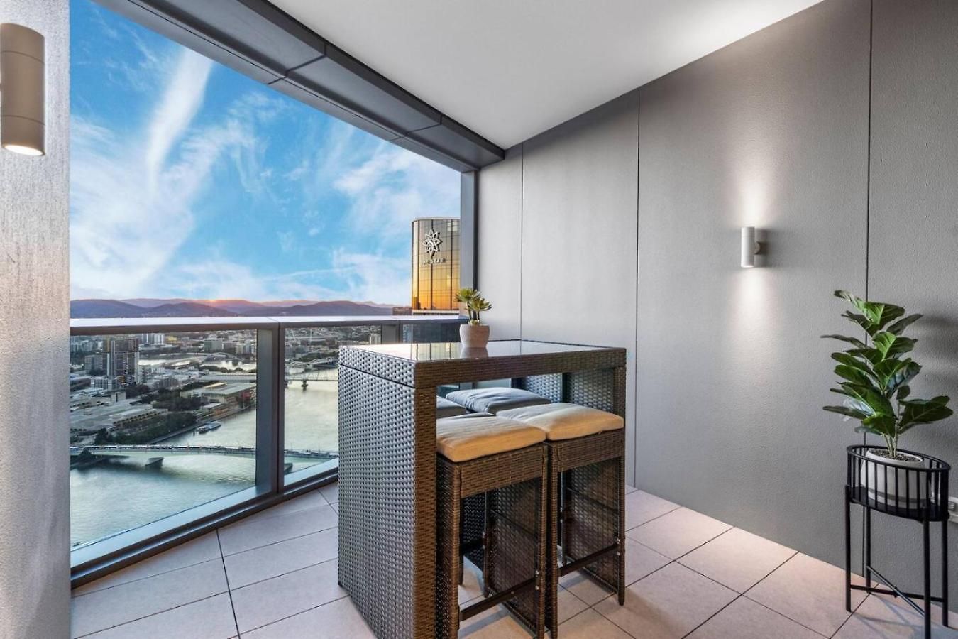 Luxurious 2 Bed With Pool Sauna And Gym Brisbane