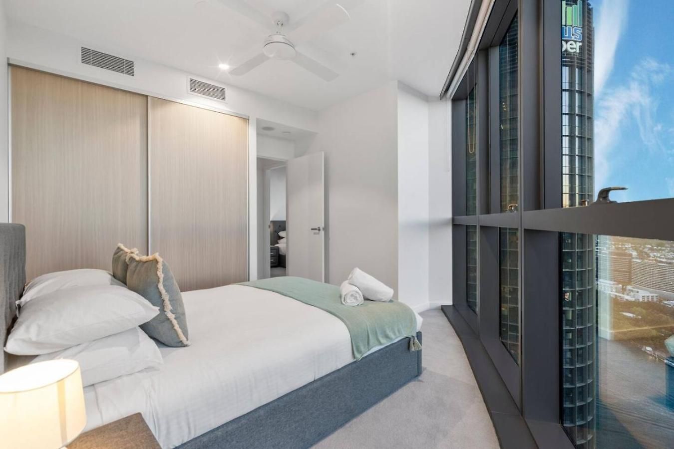 Luxurious 2 Bed With Pool Sauna And Gym Apartment *