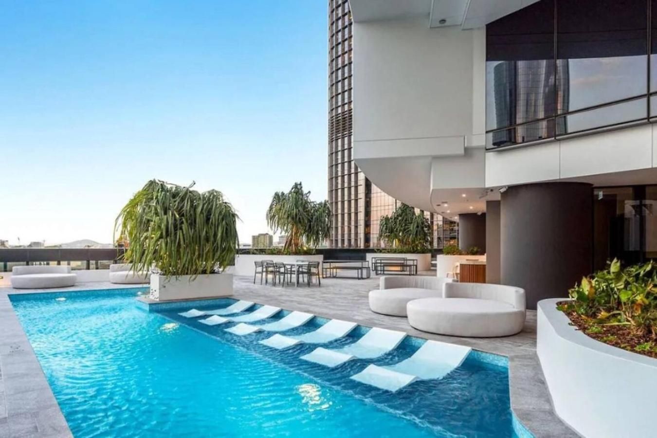 Luxurious 2 Bed With Pool Sauna And Gym *