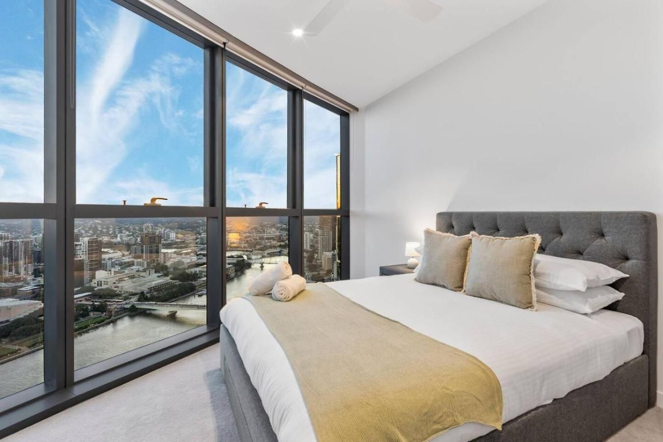 Luxurious 2 Bed With Pool Sauna And Gym *