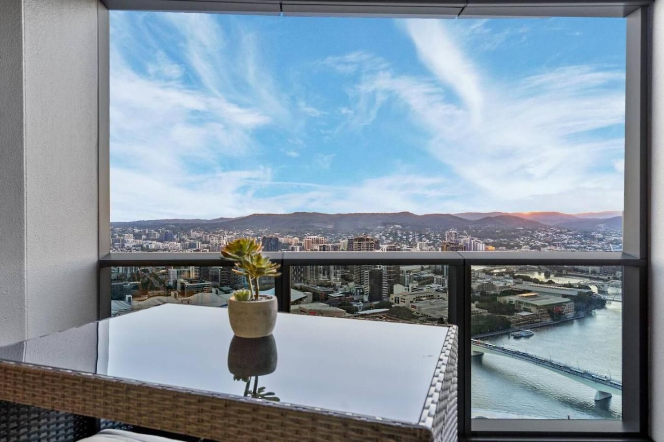 Luxurious 2 Bed With Pool Sauna And Gym Apartment Brisbane
