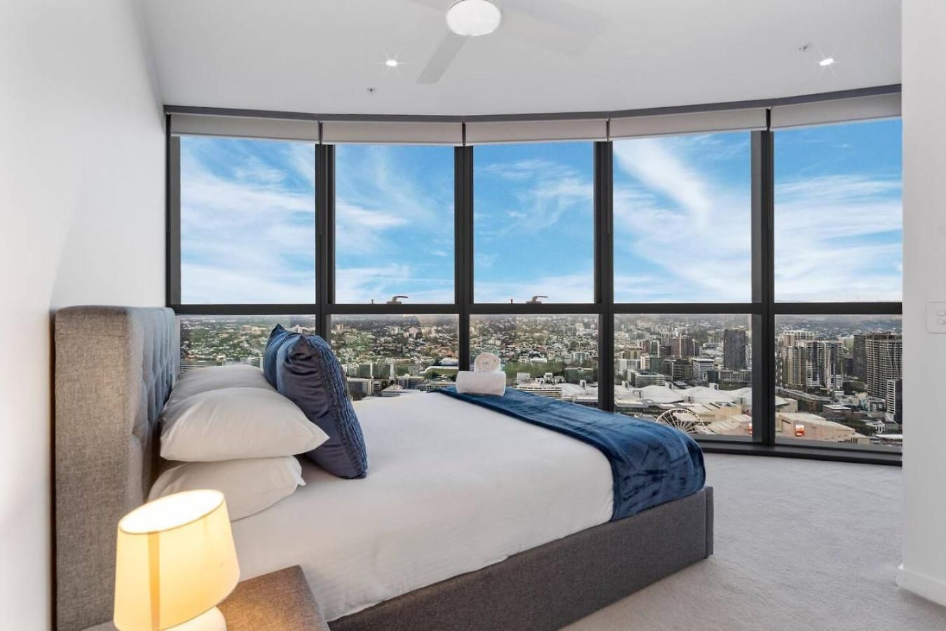 Luxurious 2 Bed With Pool Sauna And Gym Brisbane
