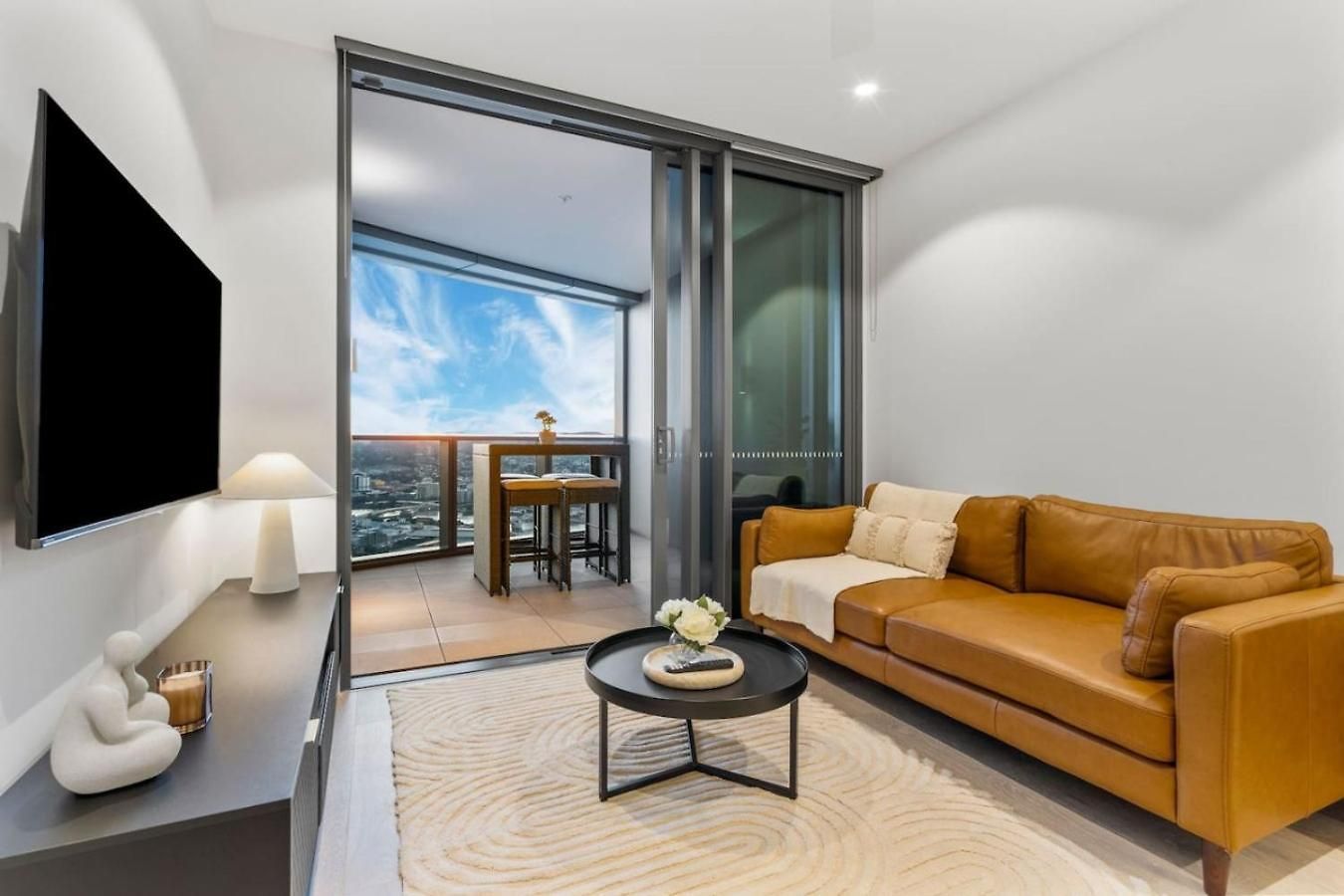 Luxurious 2 Bed With Pool Sauna And Gym