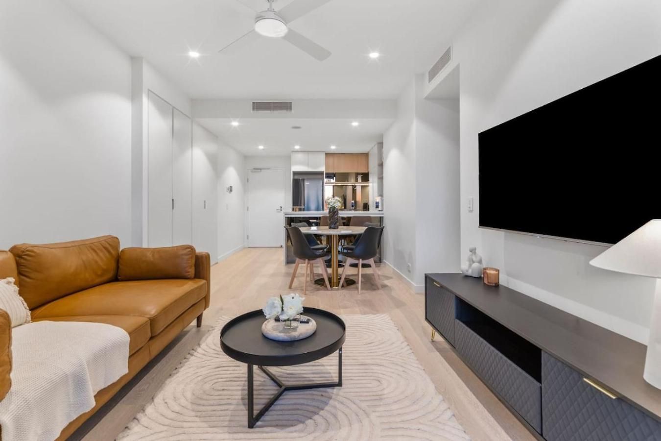 Luxurious 2 Bed With Pool Sauna And Gym Apartment