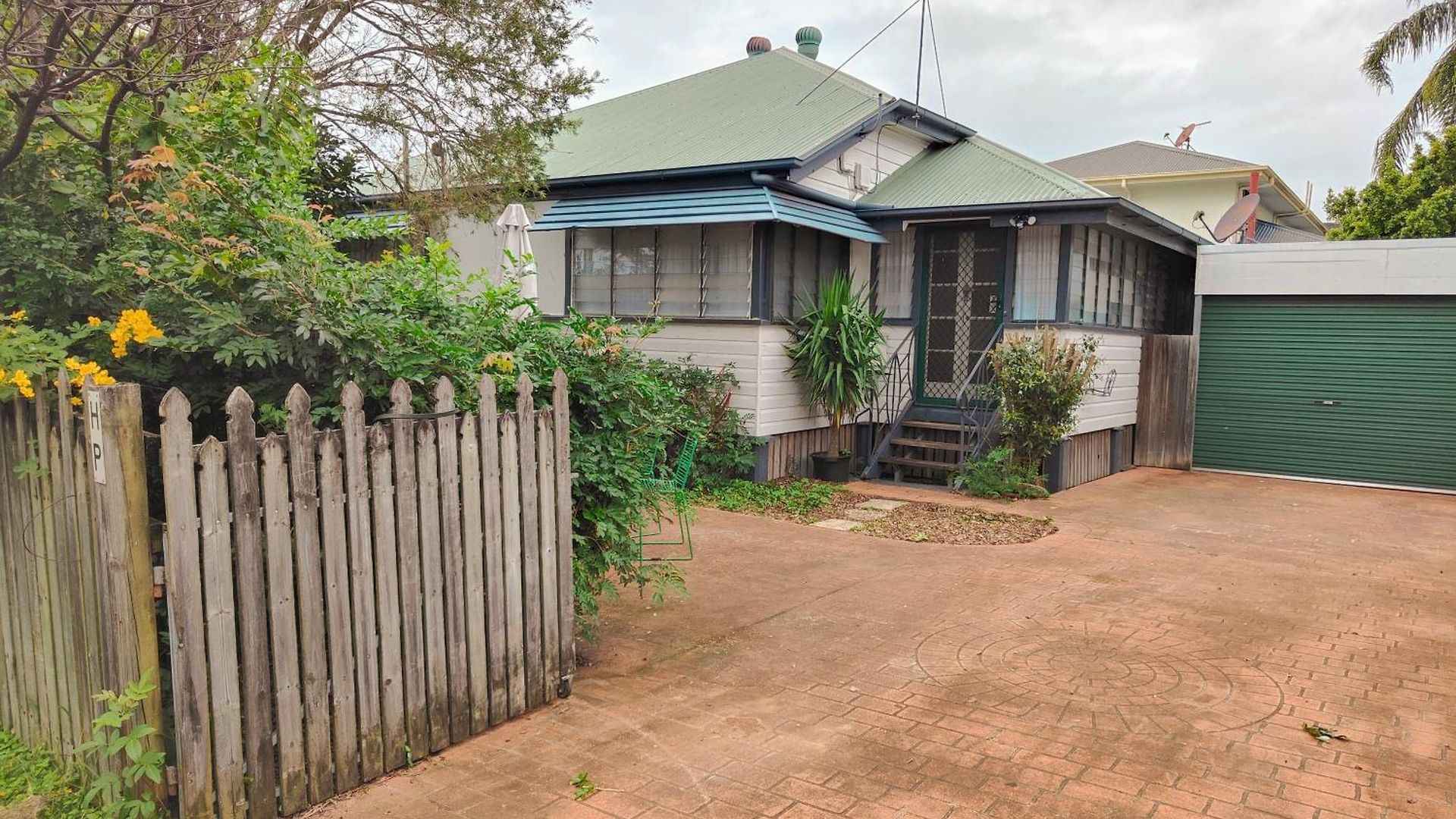 West Avenue Hideaway In Wynnum - 1 Bed And 1 Bath Apartment *
