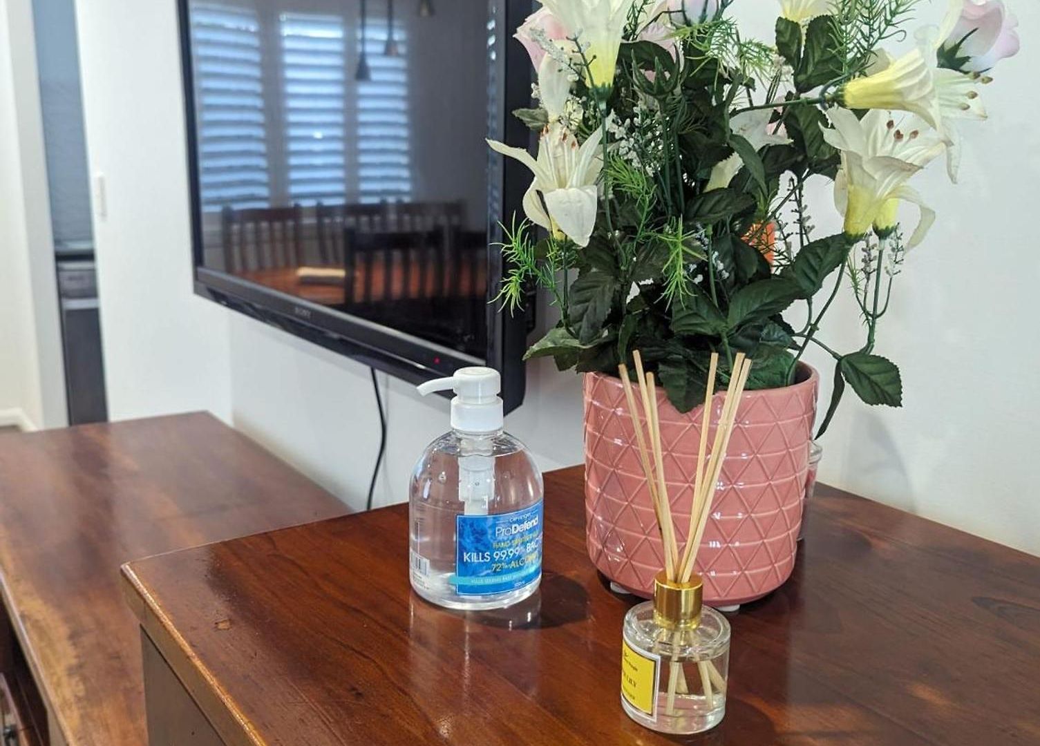 Immaculate Entire House In Chermside West 2-beds