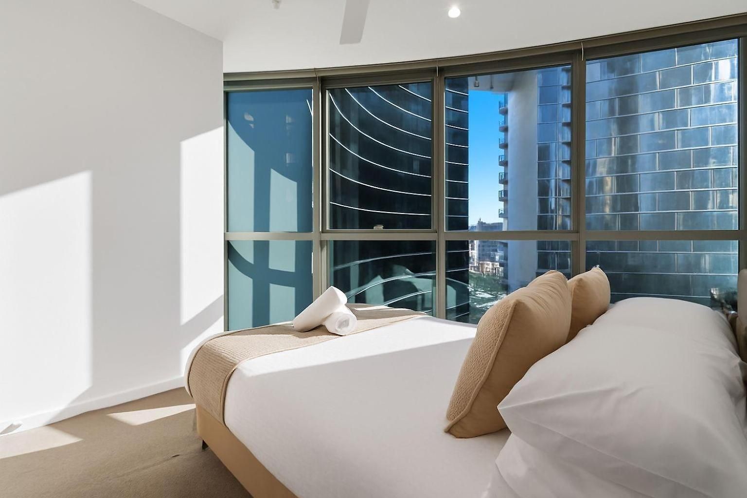 Stylish With Pool Sauna And Gym Apartment Brisbane