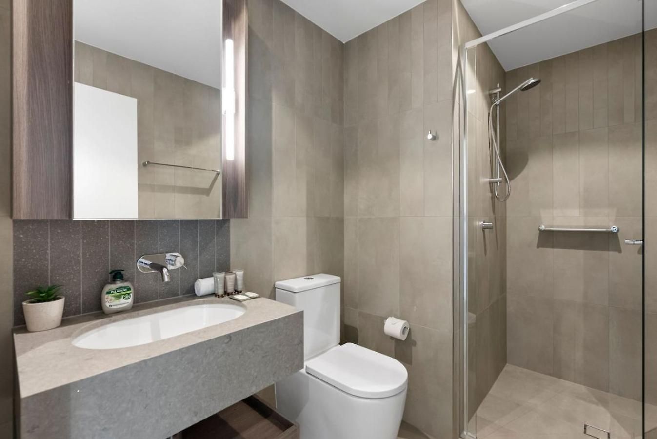 Apartment Stylish With Pool Sauna And Gym Brisbane