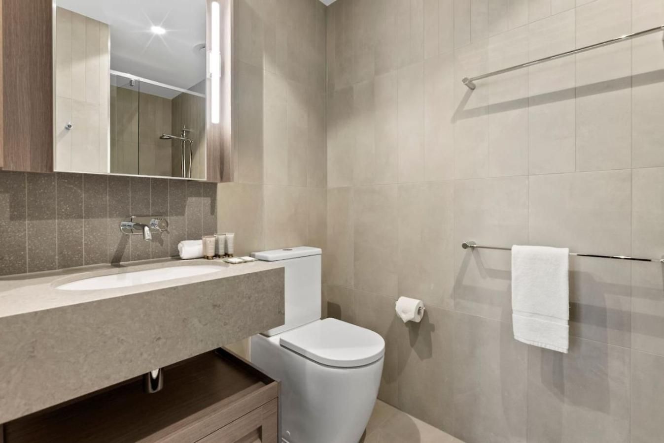 Apartment Stylish With Pool Sauna And Gym