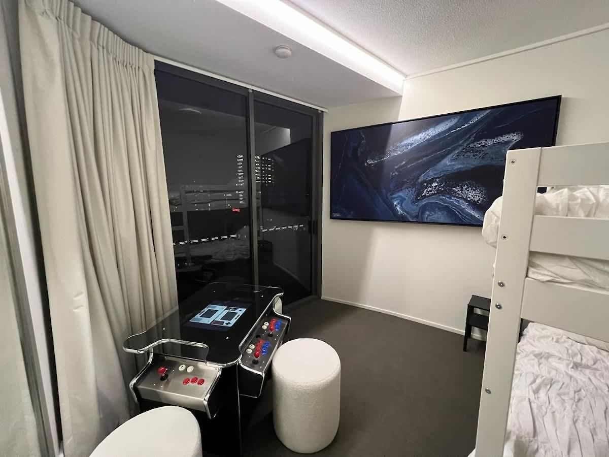 Apartment Arcade In The Sky- Views Games & Vibes
