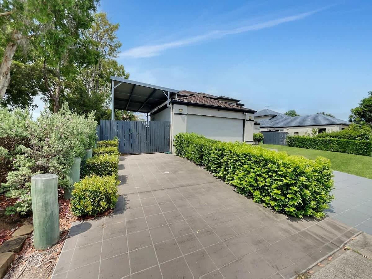 Spacious Family & Pet-friendly On The Canal Holiday home Brisbane