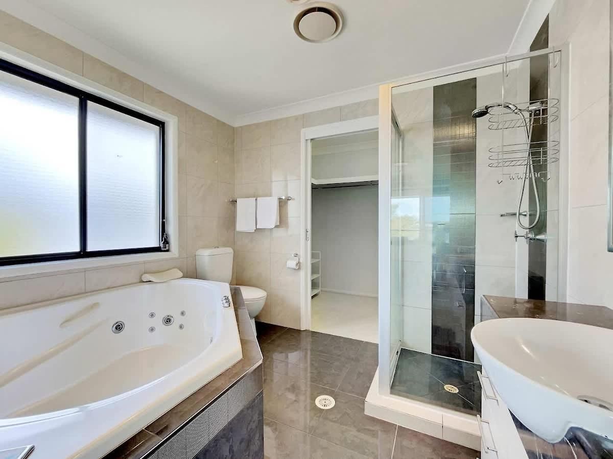 Spacious Family & Pet-friendly On The Canal Brisbane