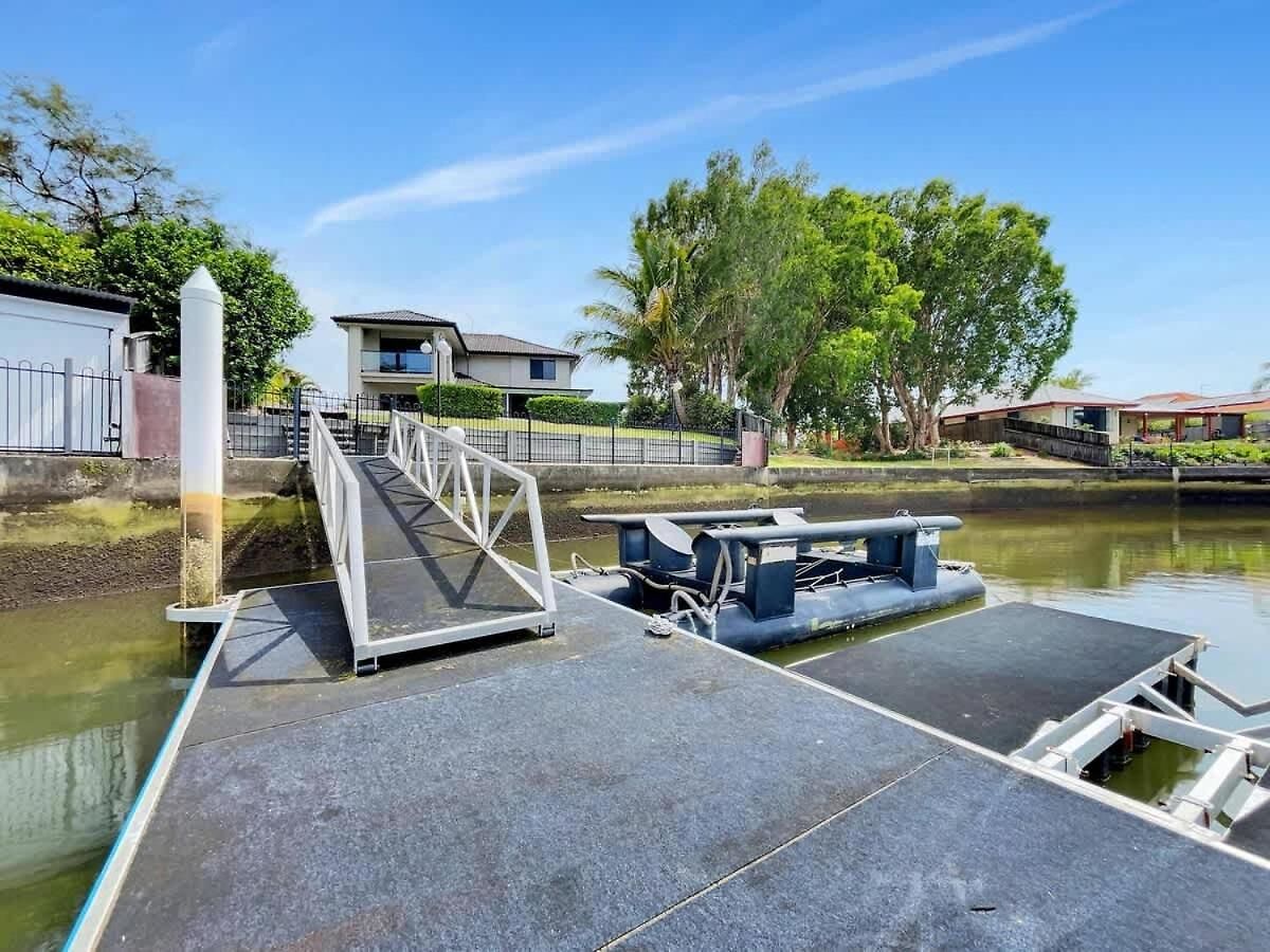 Spacious Family & Pet-friendly On The Canal Brisbane