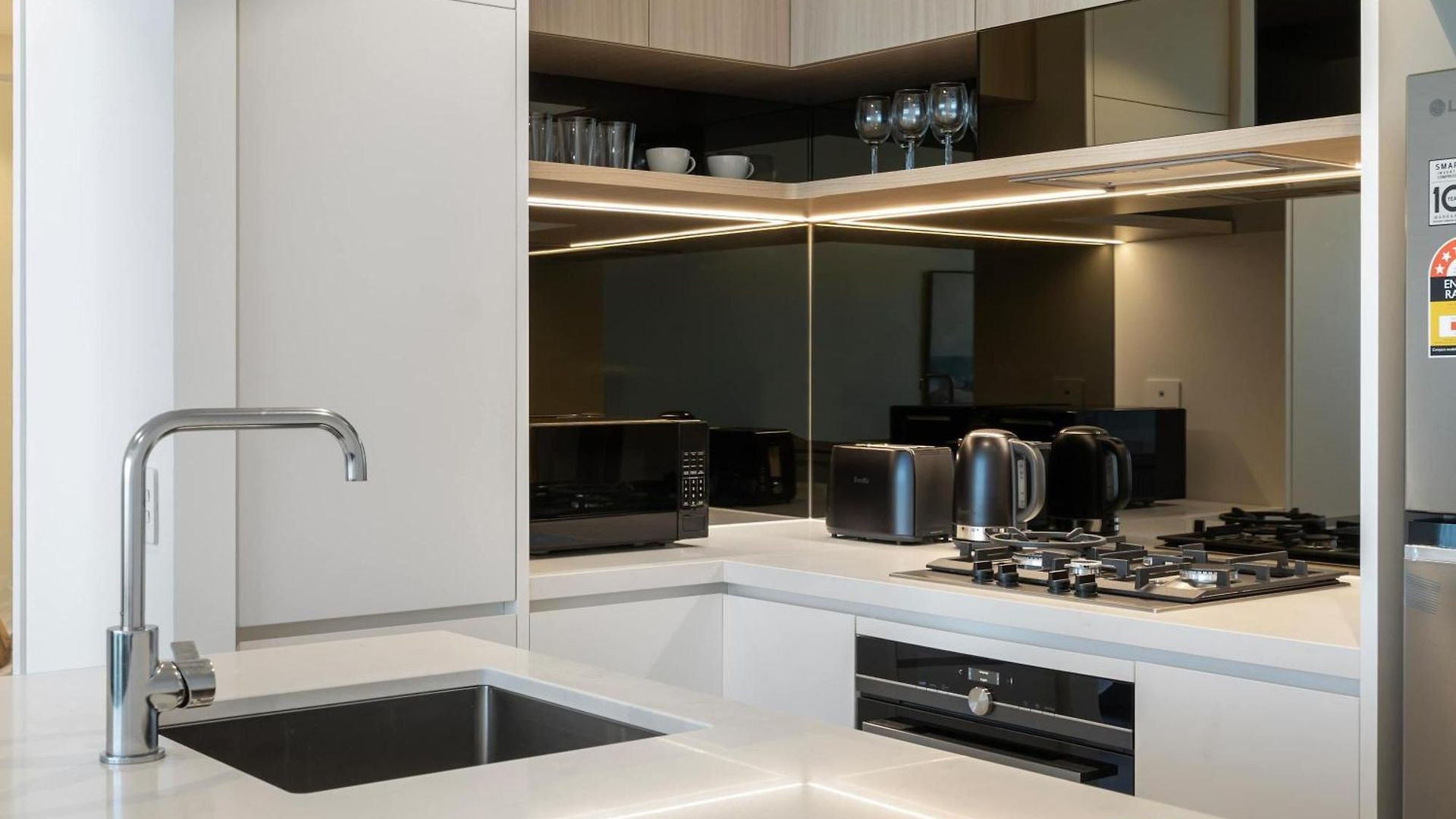 Elevated Luxury At Qwr & River Views Apartment