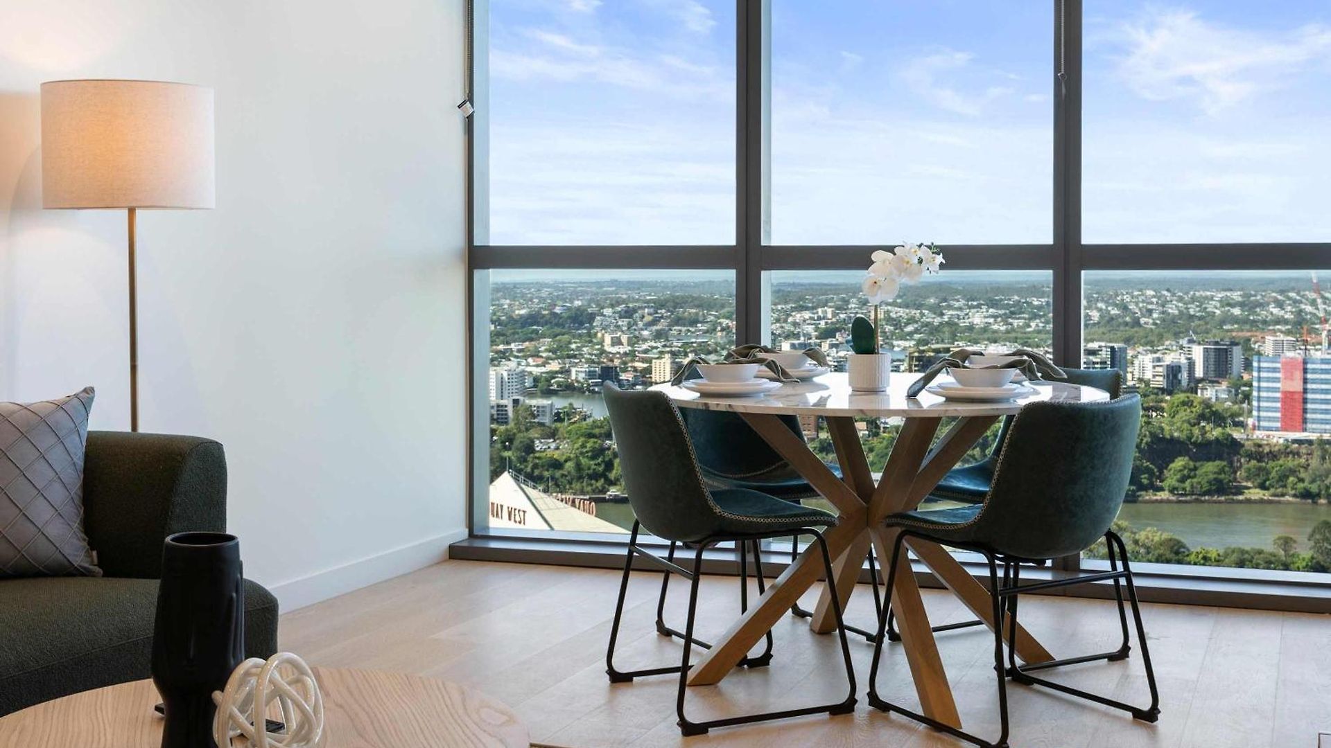 Elevated Luxury At Qwr & River Views Apartment