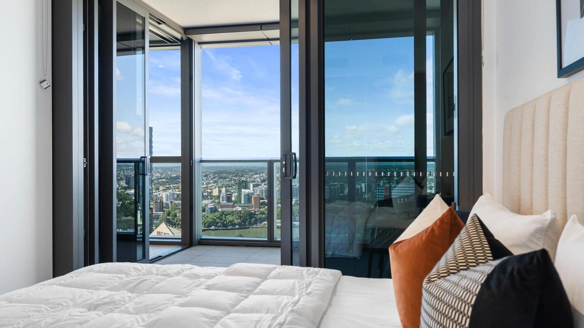 Elevated Luxury At Qwr & River Views *