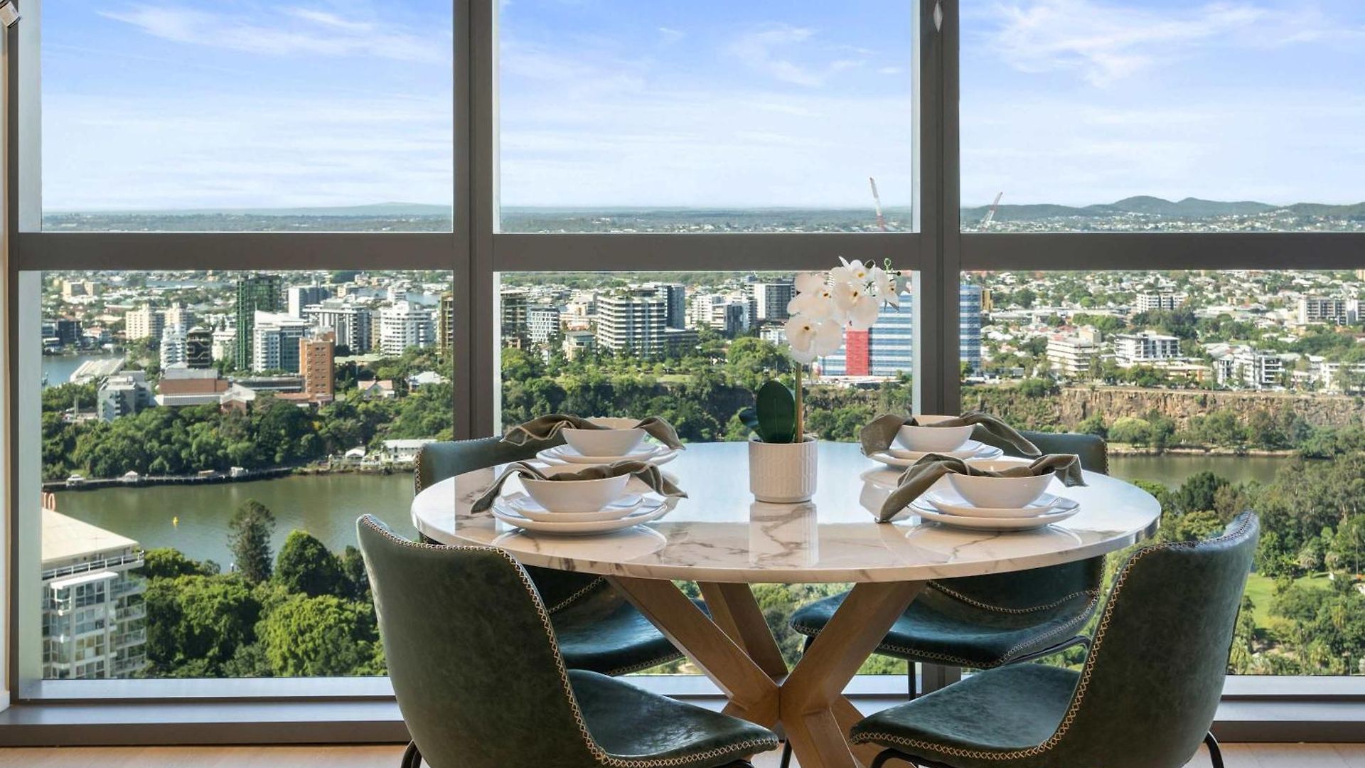 Apartment Elevated Luxury At Qwr & River Views *