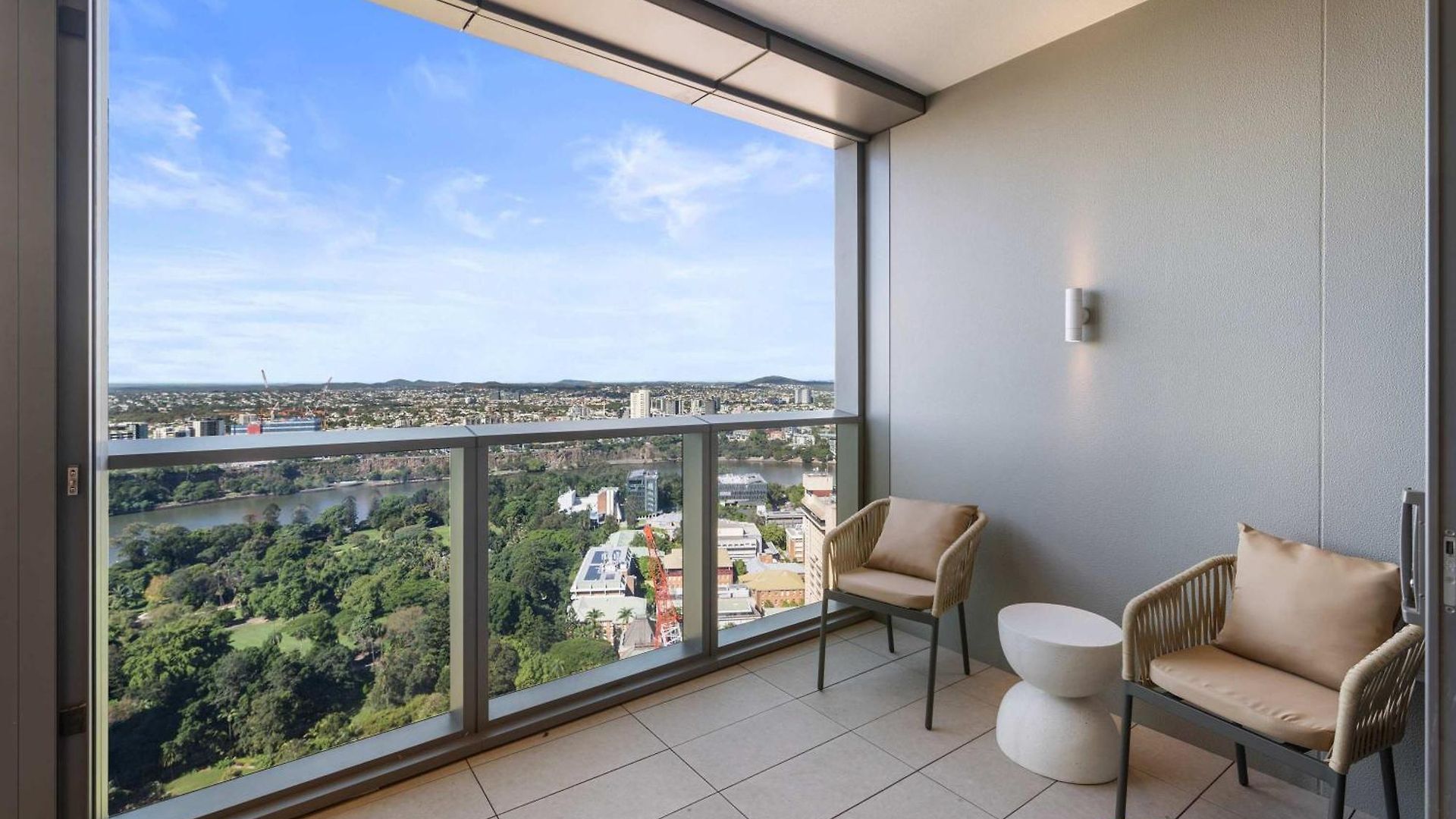 Apartment Elevated Luxury At Qwr & River Views