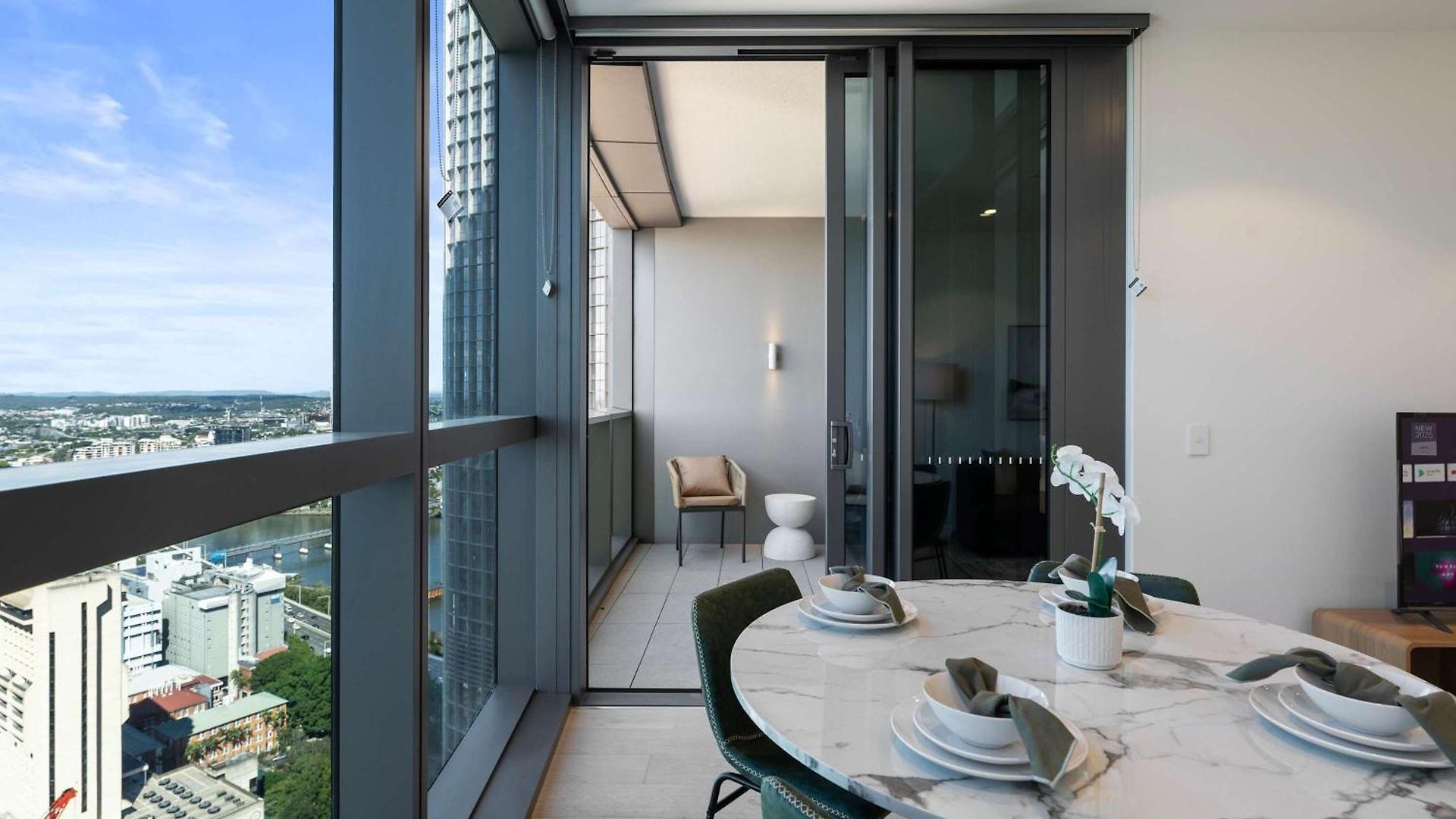 Elevated Luxury At Qwr & River Views