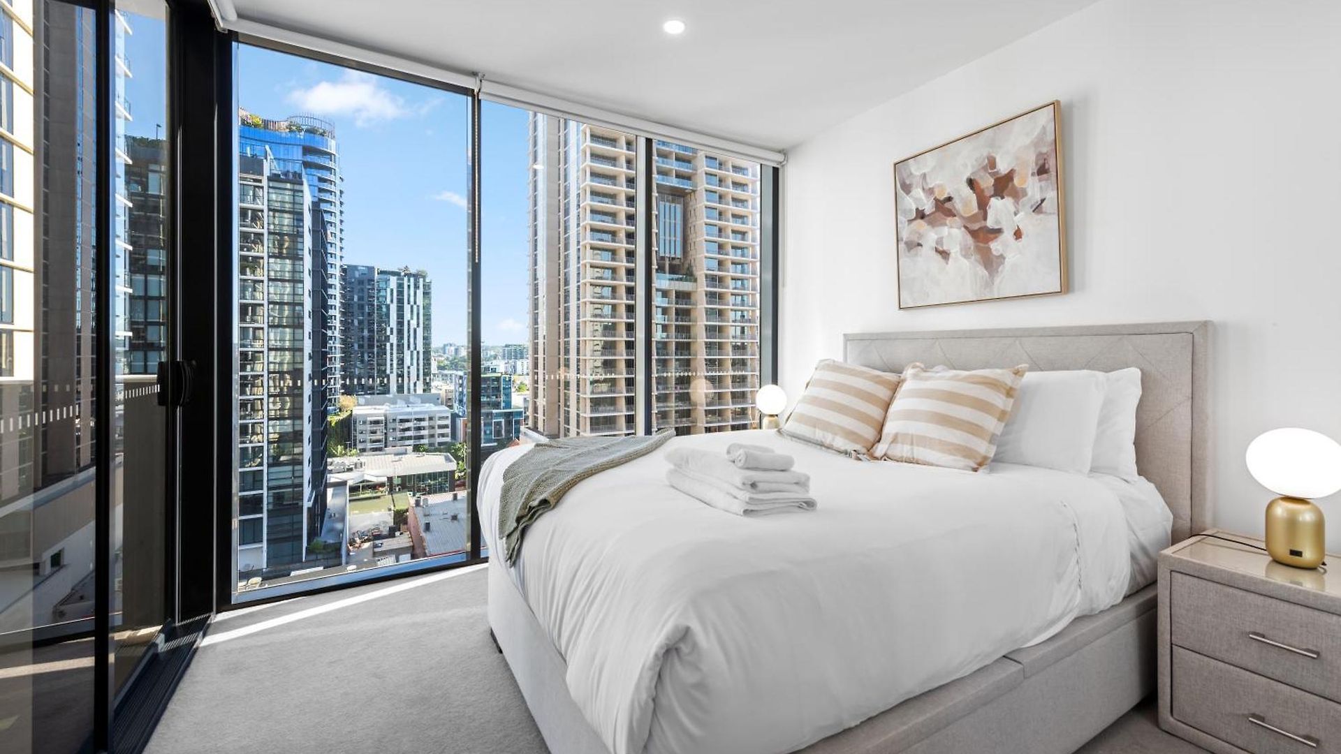 Stylish In Southbank Location With Parking