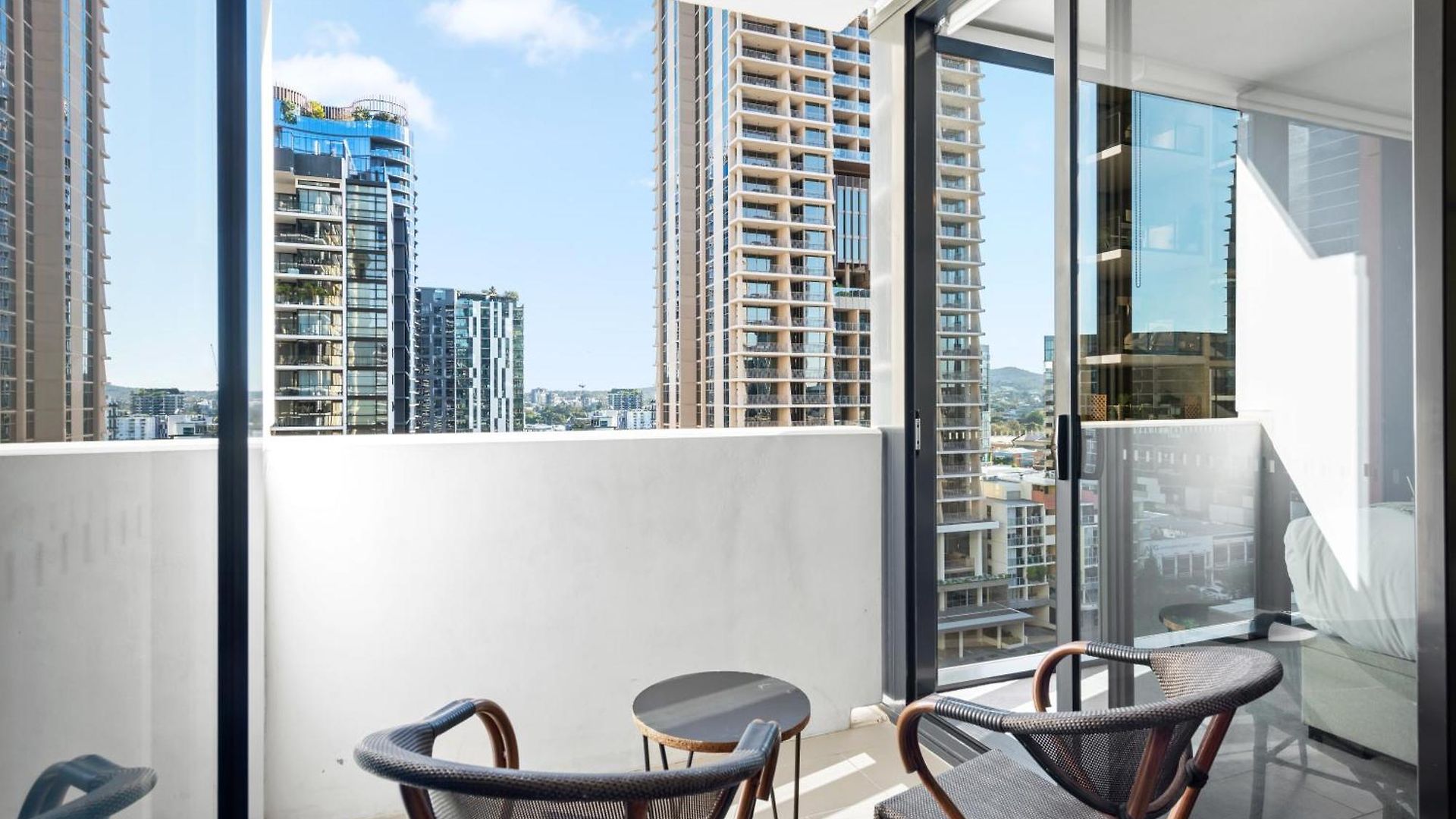 Stylish In Southbank Location With Parking *