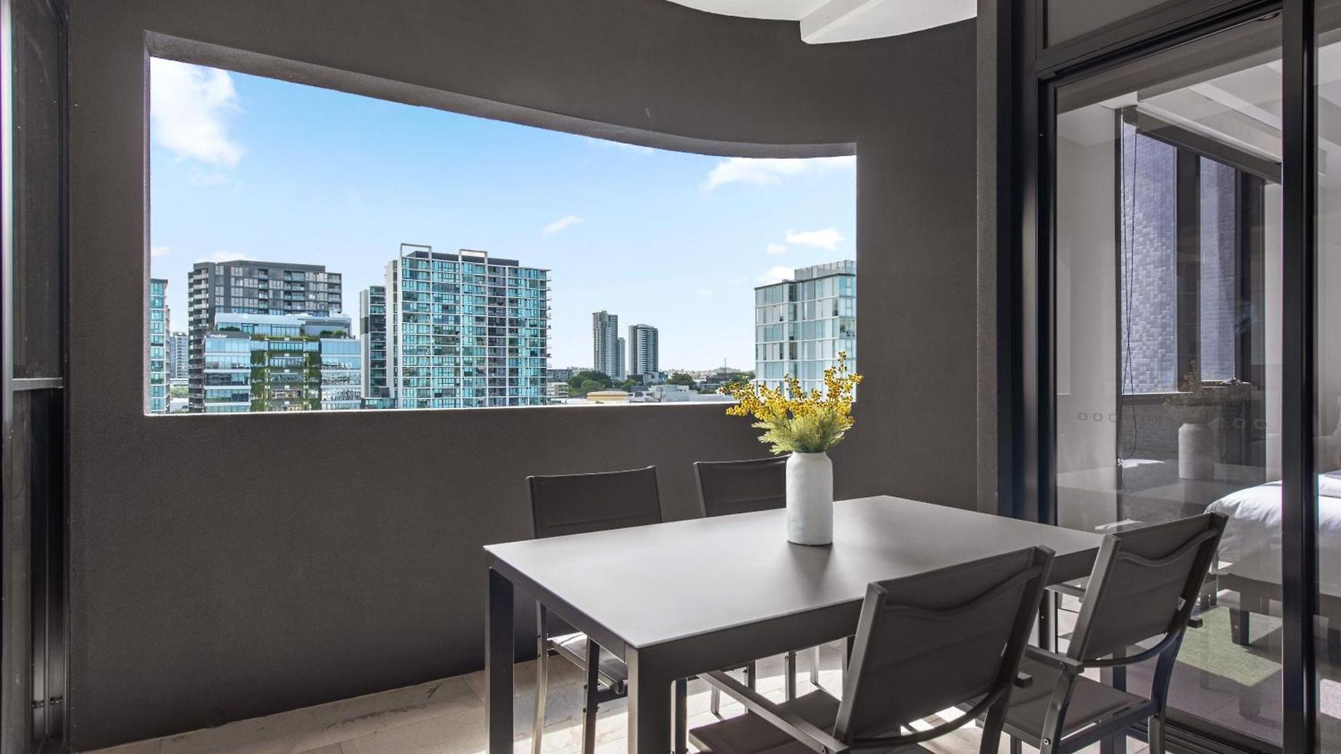 Apartment Luxe Newstead Pad With 65-inch Tv, Balcony, Pool And Gym