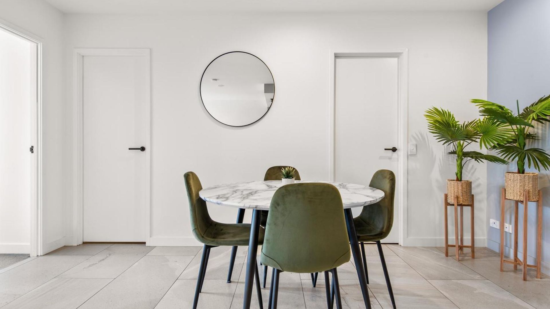 Luxe Newstead Pad With 65-inch Tv, Balcony, Pool And Gym Apartment
