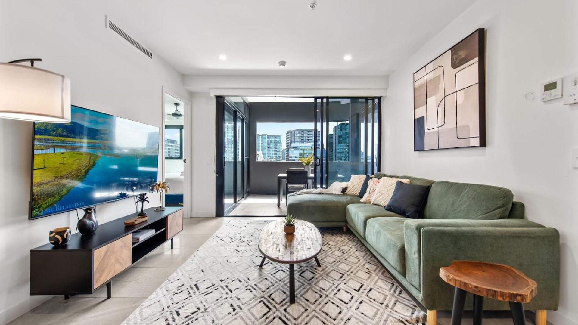 Luxe Newstead Pad With 65-inch Tv, Balcony, Pool And Gym Apartment *