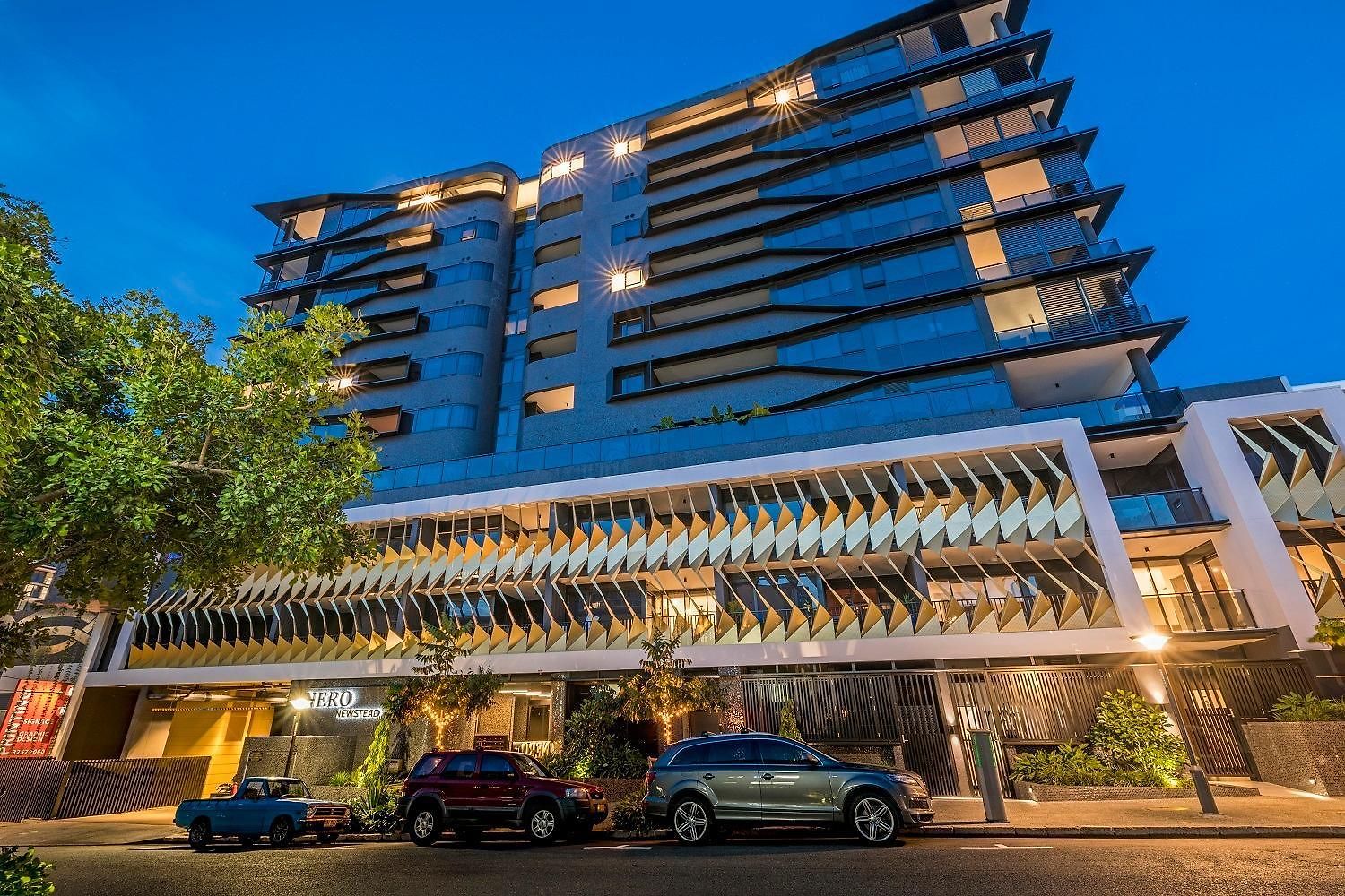 Luxe Newstead Pad With 65-inch Tv, Balcony, Pool And Gym Apartment