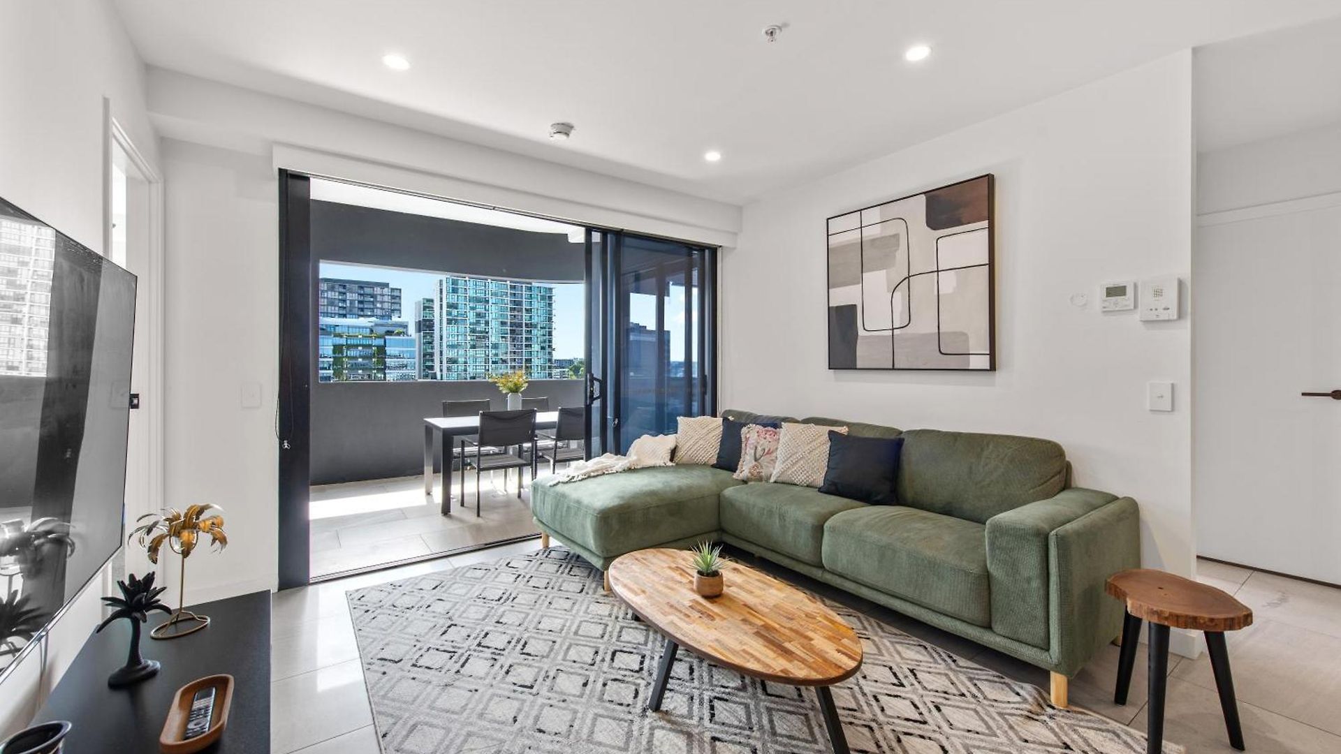 Luxe Newstead Pad With 65-inch Tv, Balcony, Pool And Gym Brisbane