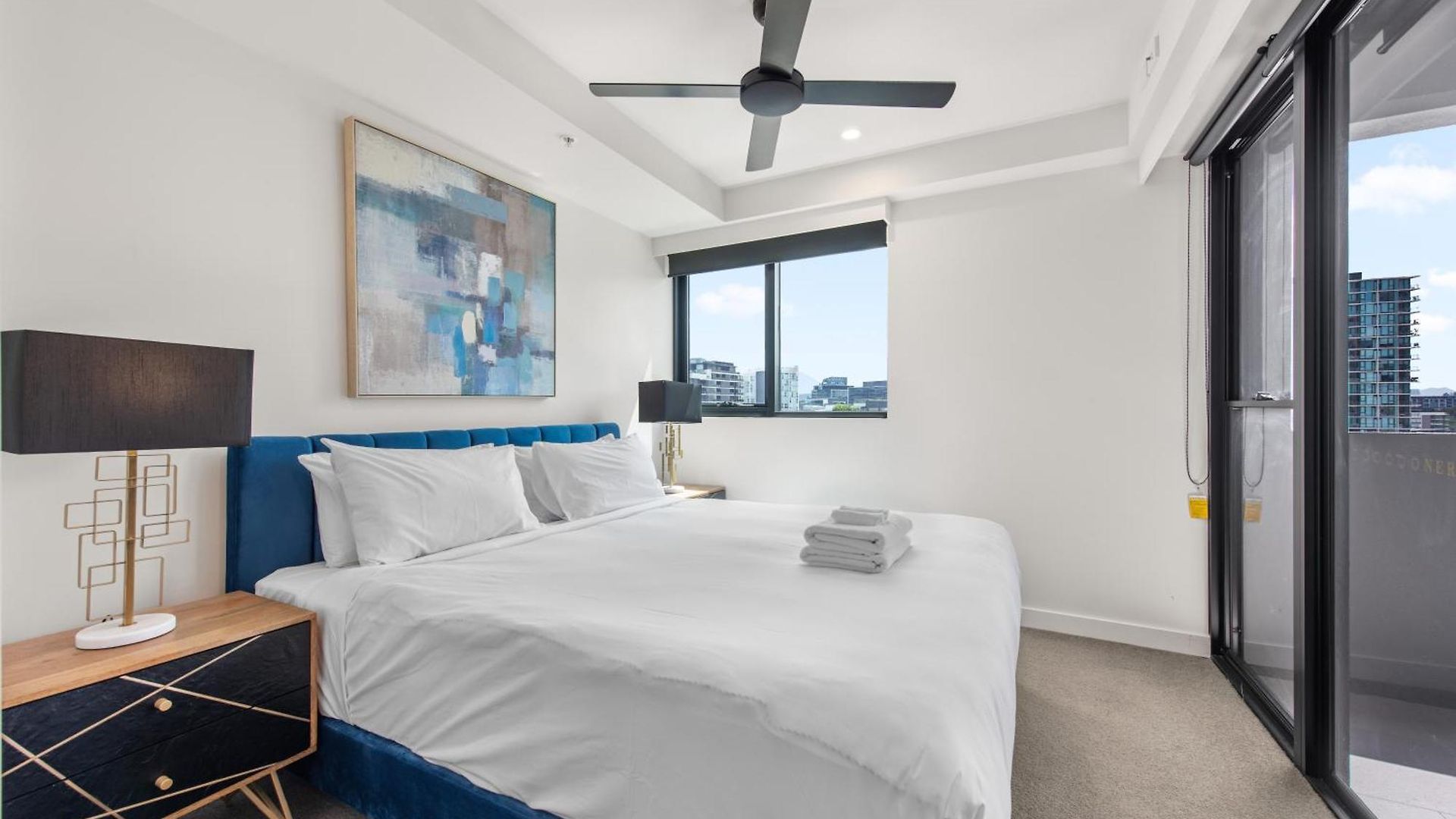 Luxe Newstead Pad With 65-inch Tv, Balcony, Pool And Gym Brisbane