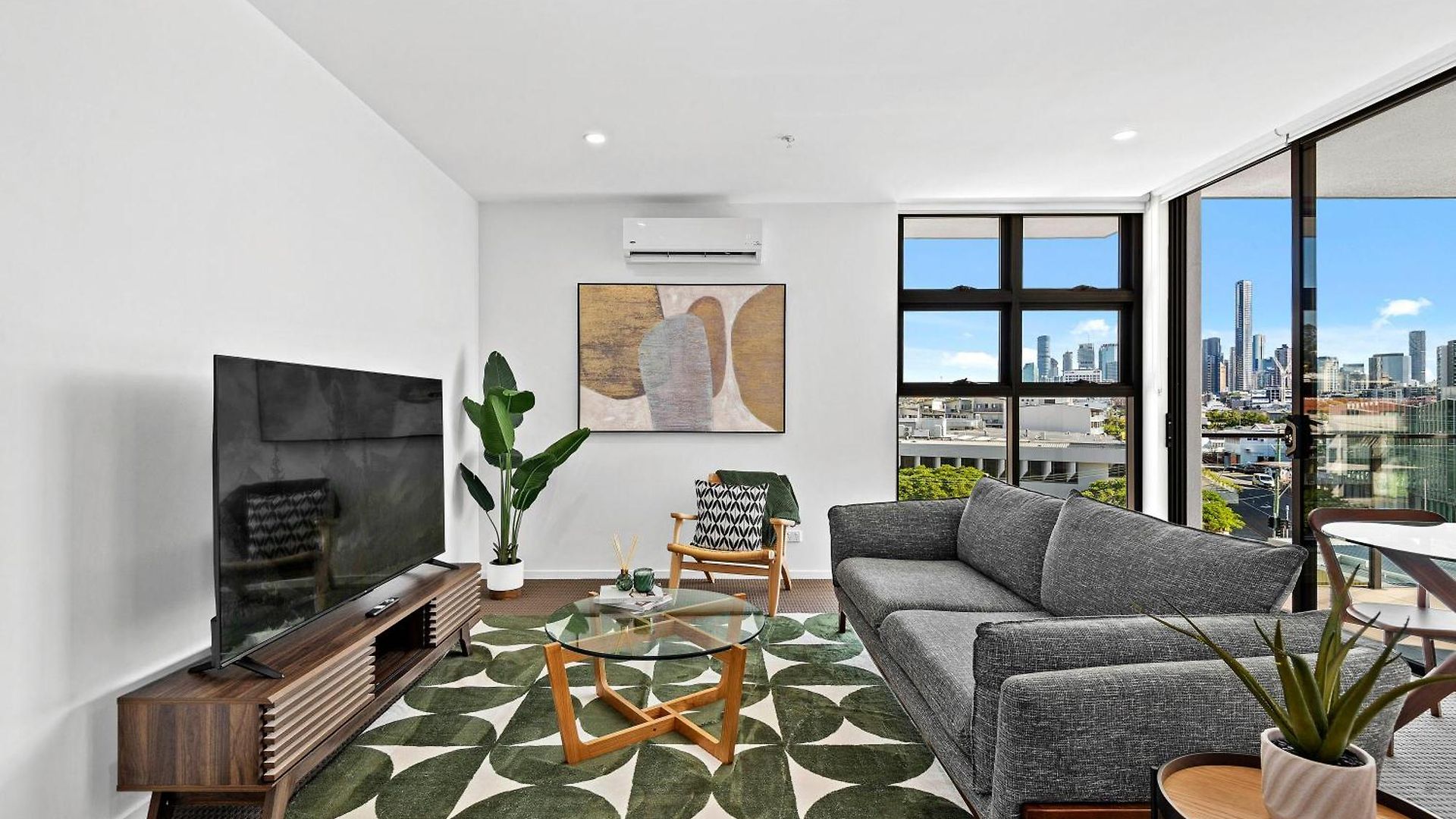 Spacious With Stunning Views And Car Park! Apartment