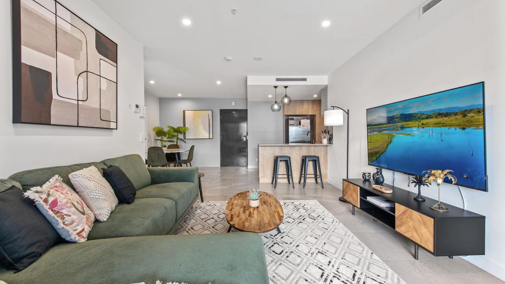 Luxe Newstead Pad With 65-inch Tv, Balcony, Pool And Gym Brisbane