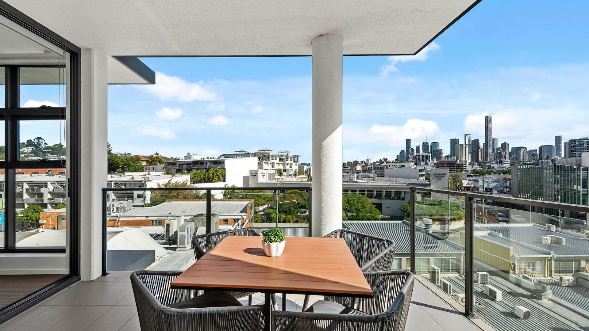 Apartment Spacious With Stunning Views And Car Park! *