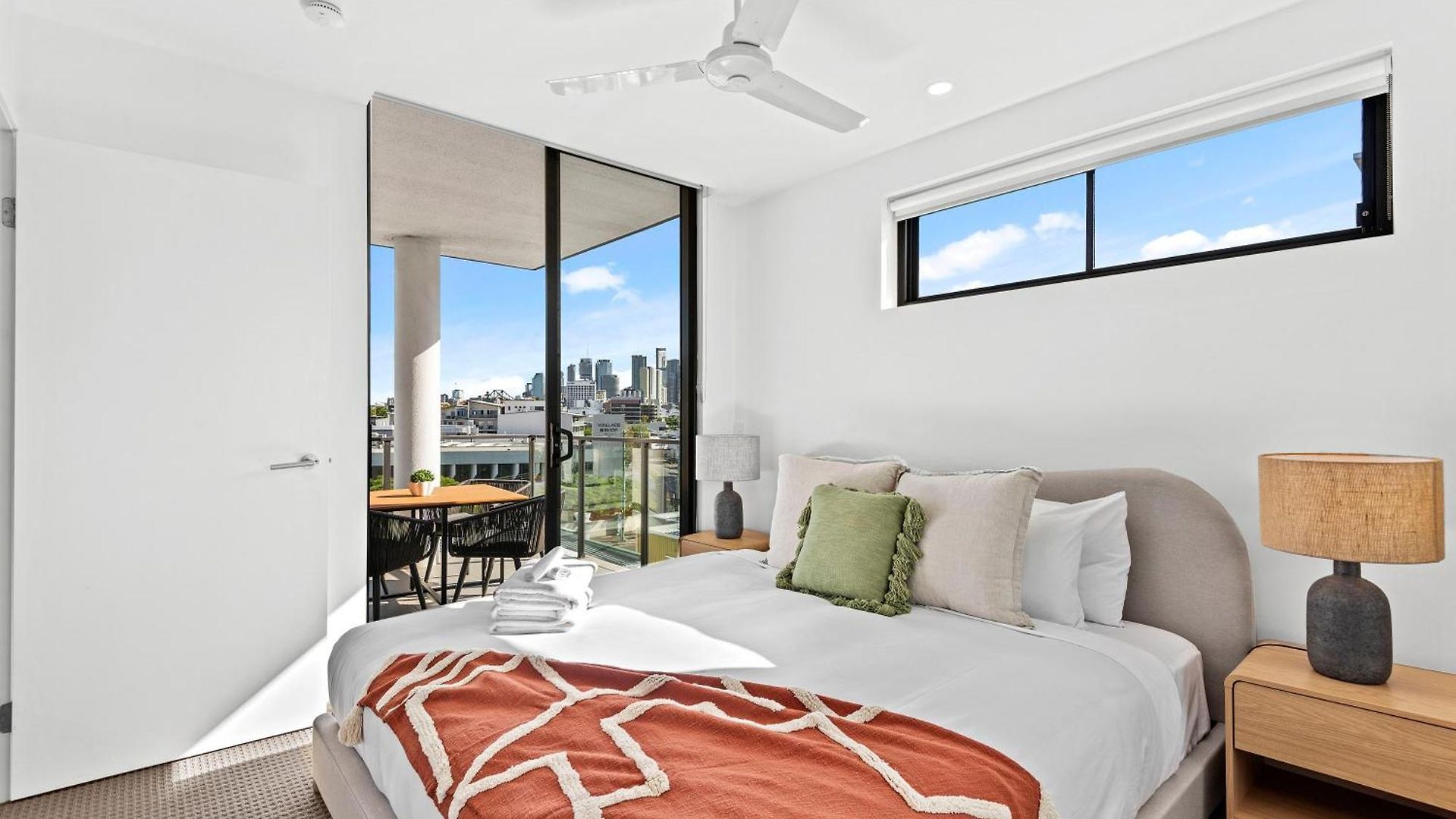 Apartment Spacious With Stunning Views And Car Park!