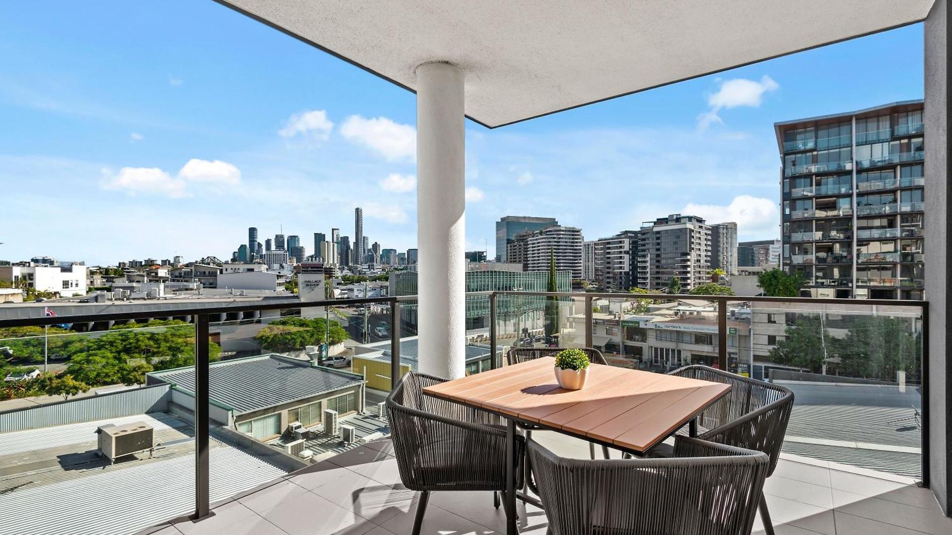 Apartment Spacious With Stunning Views And Car Park! Brisbane
