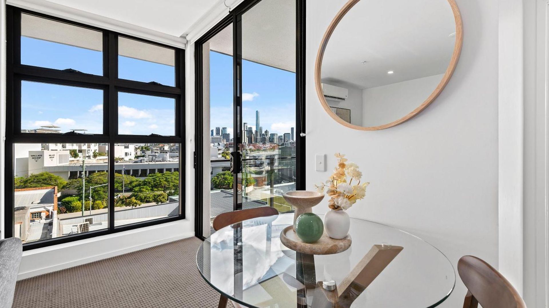 Spacious With Stunning Views And Car Park! Apartment