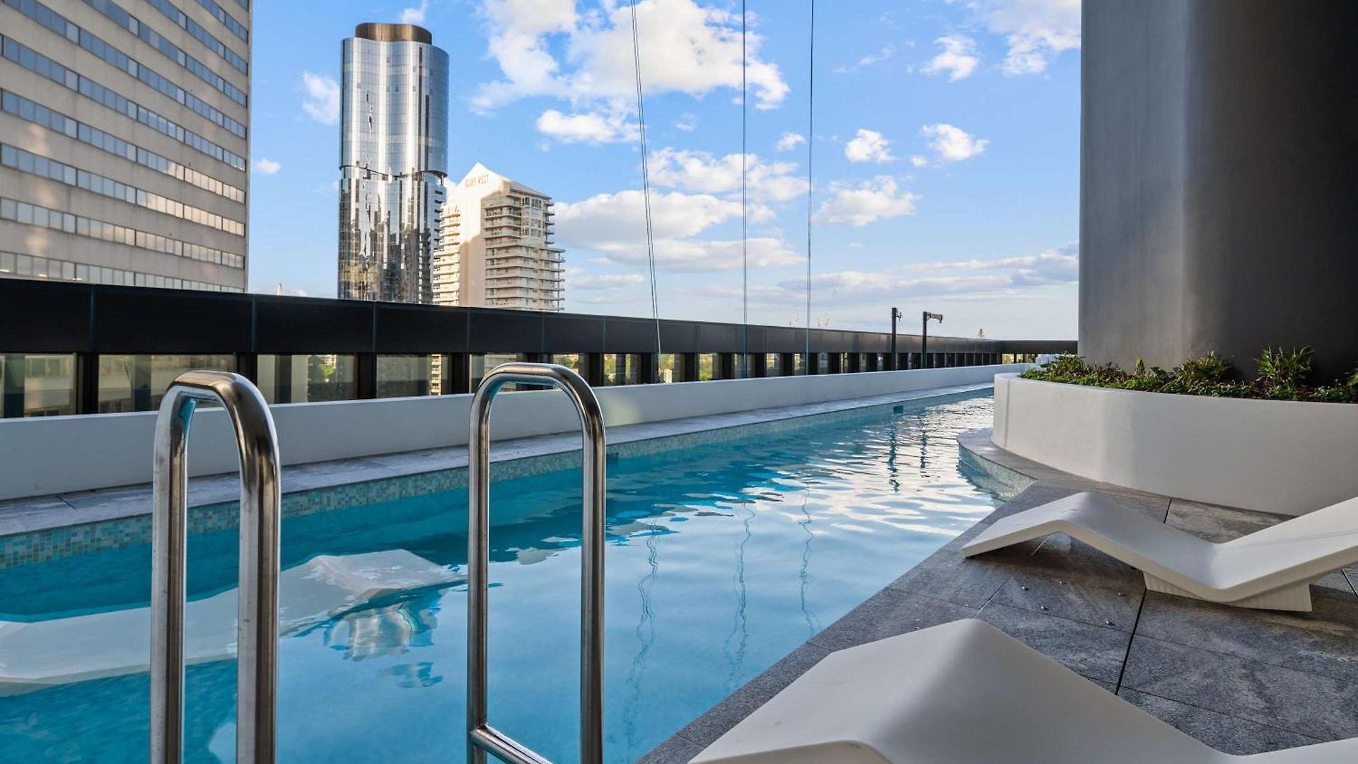 Elevated Luxury At Qwr & River Views Brisbane