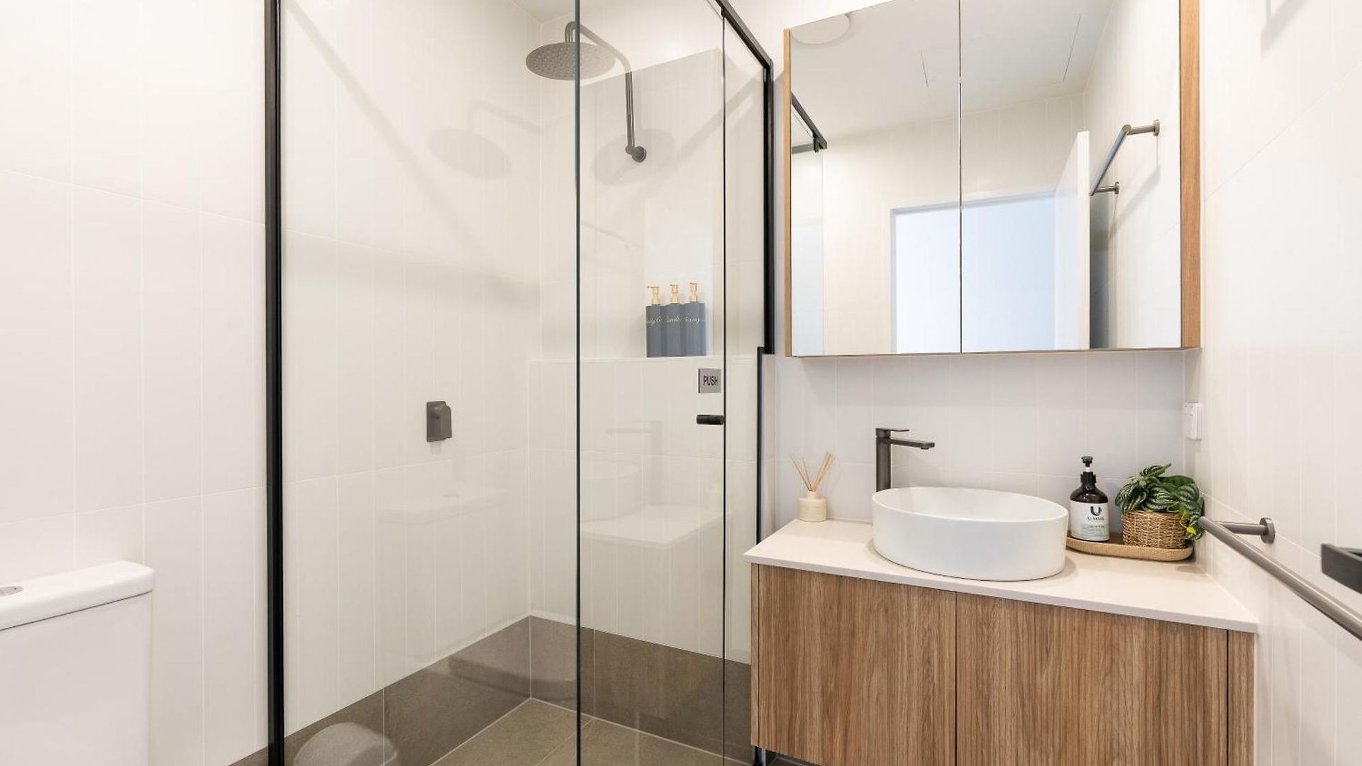 Premium 3br Floor With Parking, Ev Friendly & Views *