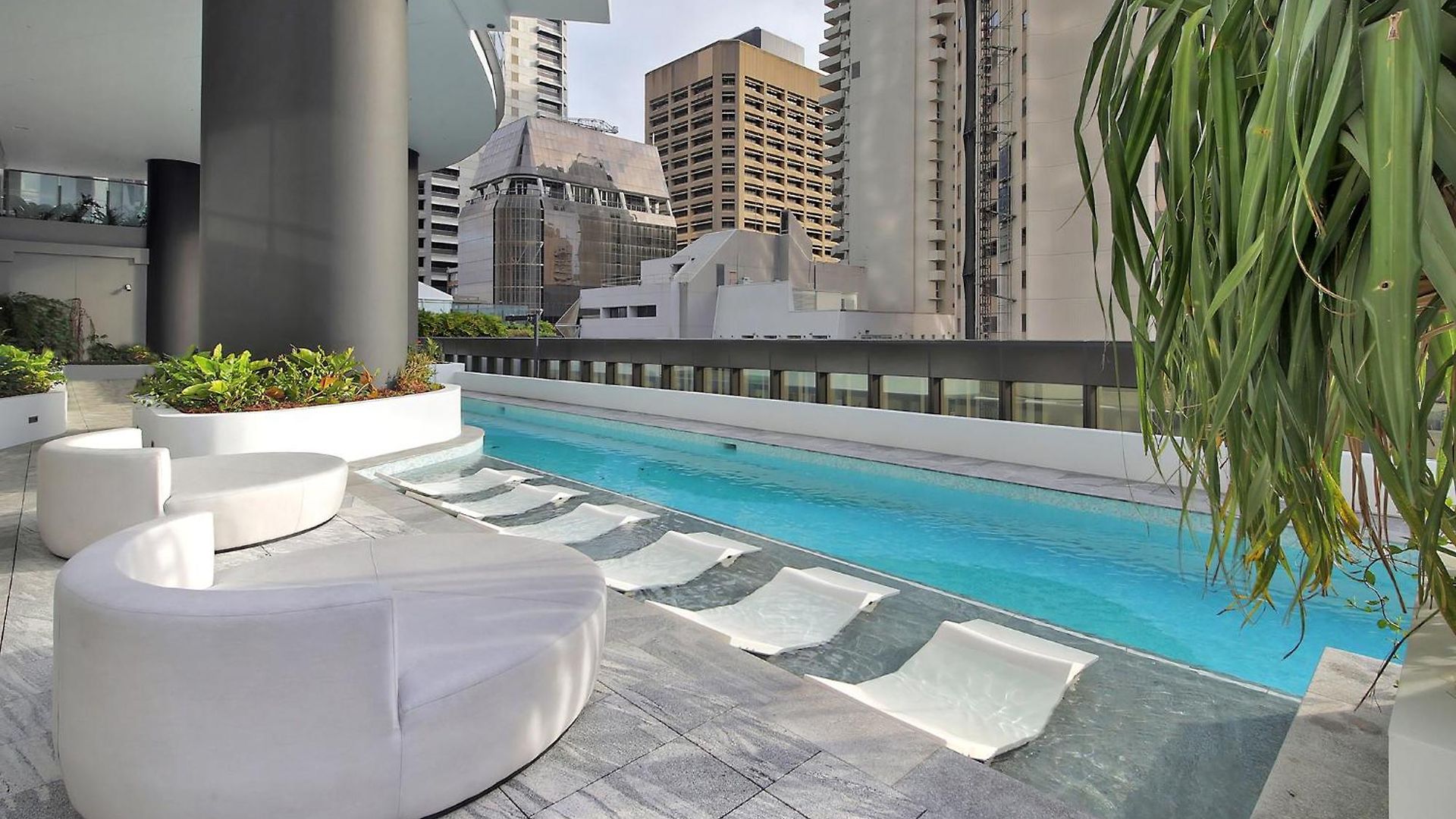 River Glow At Queens Wharf Level 43 Including Parking, Pool, And Views Brisbane