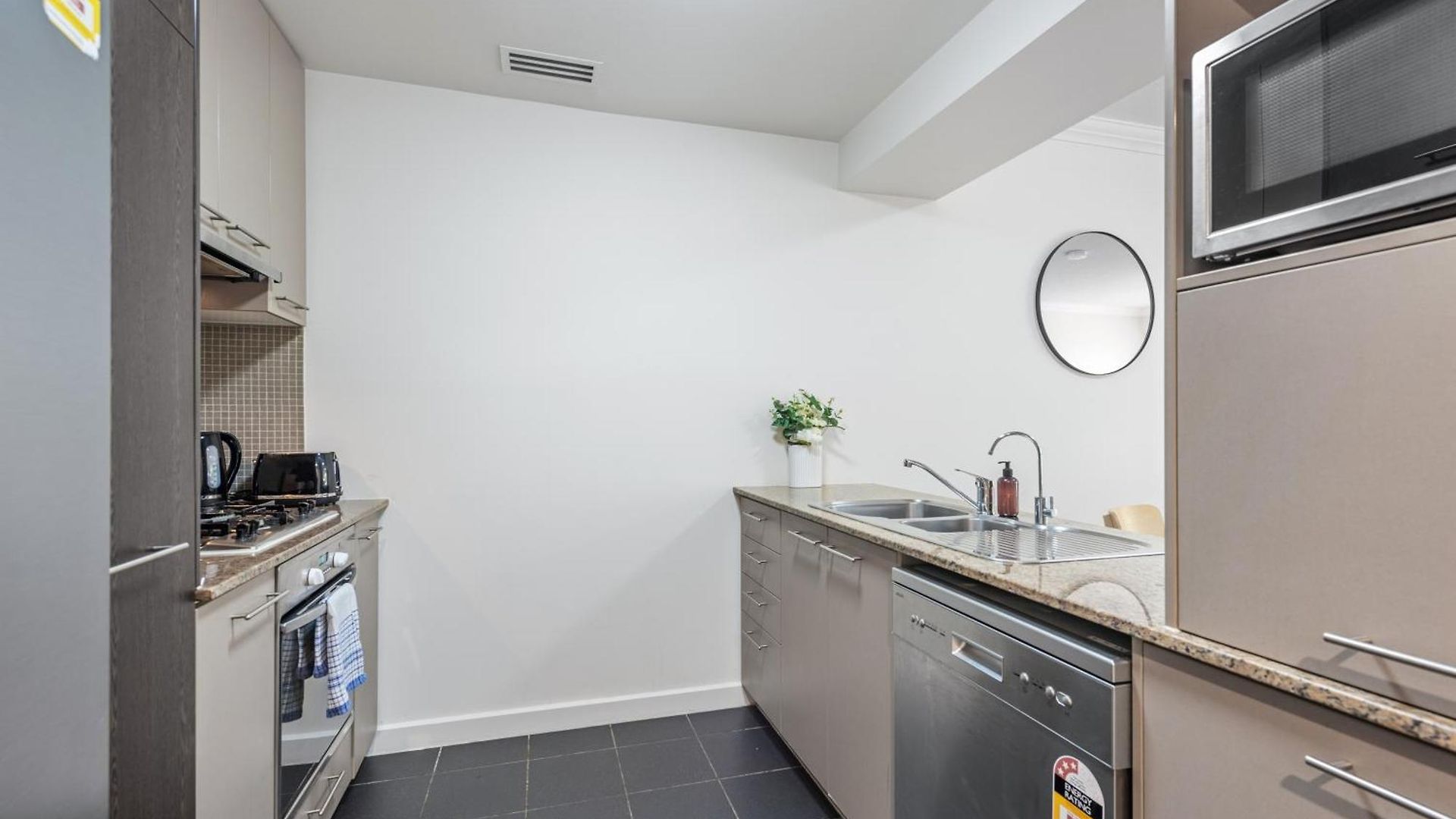Apartment Leafy And Quiet 2br - Close To Hospital With Parking *